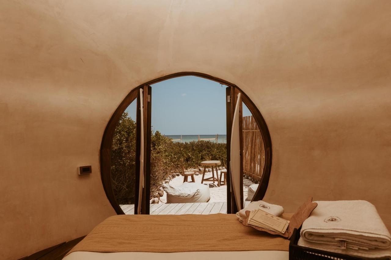 Habitación con cama grande y vistas al mar