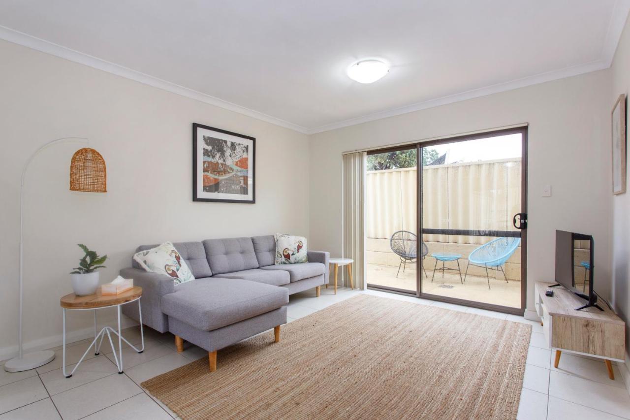 B&B Perth - Casa Toucan - 2 bedroom apartment close to the airport - Bed and Breakfast Perth