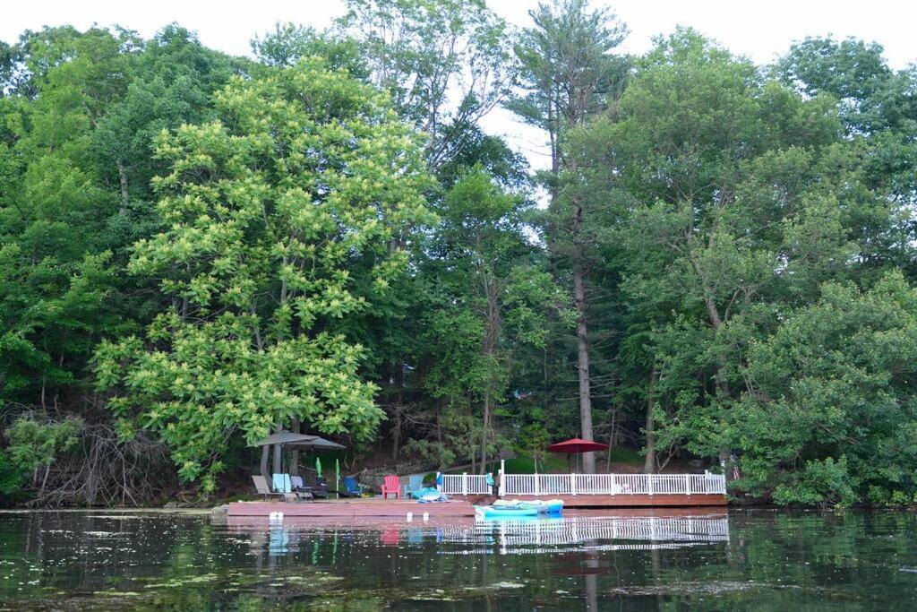 3 Acre Lake Paradise Swimming Pool & Jacuzzi HotTub! - B&B Hopatcong