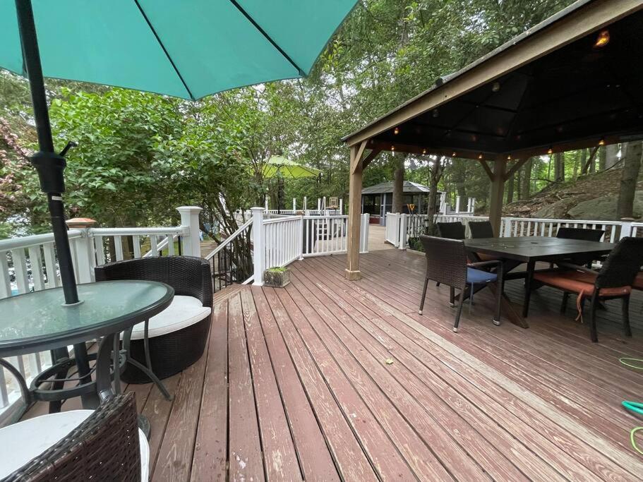 3 Acre Lake Paradise Swimming Pool & Jacuzzi HotTub! - B&B Hopatcong