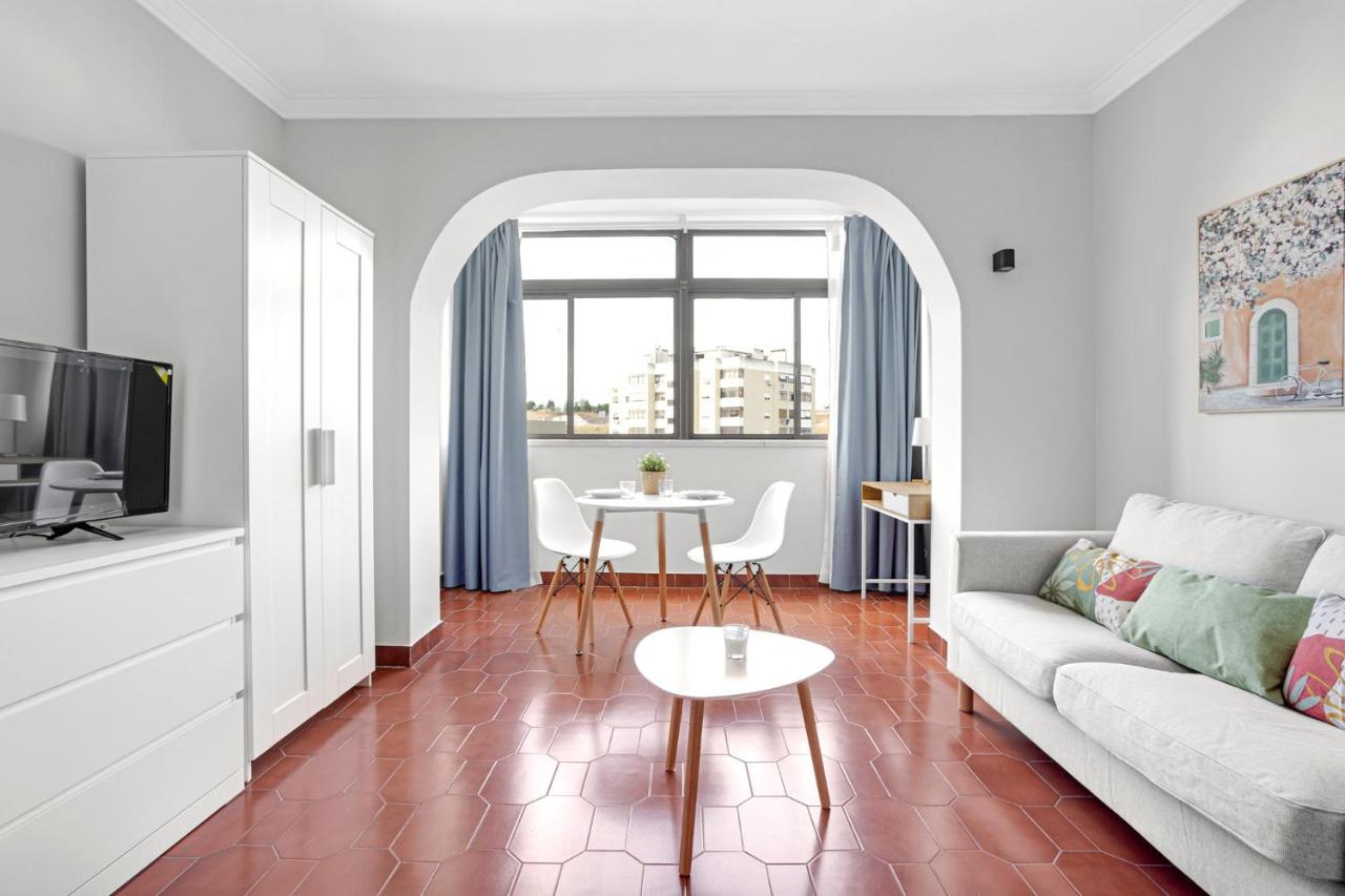 B&B Lisbon - Wonderful Shared Apartment in Alfornelos - NEAR METRO! - Bed and Breakfast Lisbon