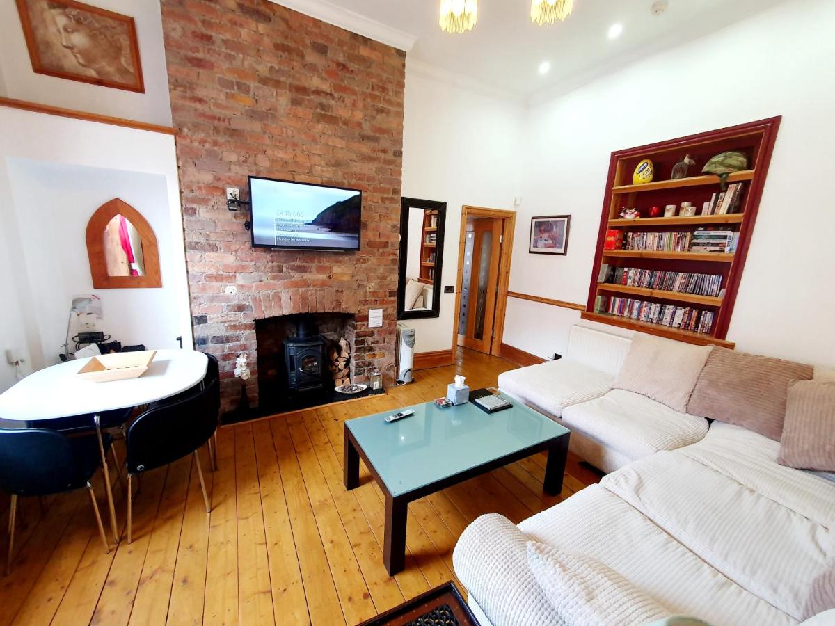 B&B Barry - F1 MAISON 108 - Holiday Home - Full Kitchen - Street FREE PARKING, NETFLIX - 68Mbps BT WIFI - DVD's - Welcome Tray - By Corner from Gavin n Stacey Film House - Bed and Breakfast Barry