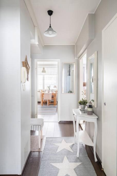 Tilava ydinkeskustakaksio ilmaisella lämmitys-tolpallisella autopaikalla - B&B Tampere