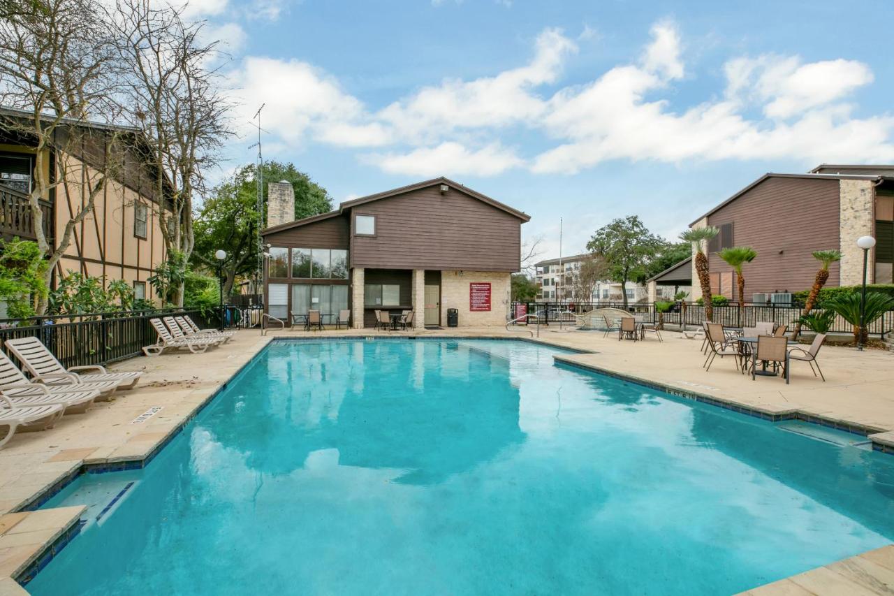 B&B New Braunfels - Luxurious Riverfront Condo Just 1 Blk to Schlitterbahn! - Bed and Breakfast New Braunfels