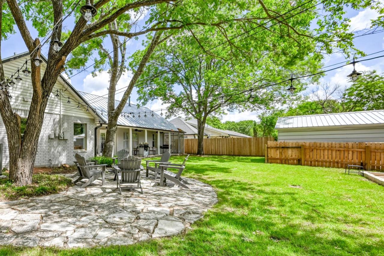 B&B Fredericksburg - Luxury Haus - GREAT Backyard, Firepit, Bocce Ball! - Bed and Breakfast Fredericksburg