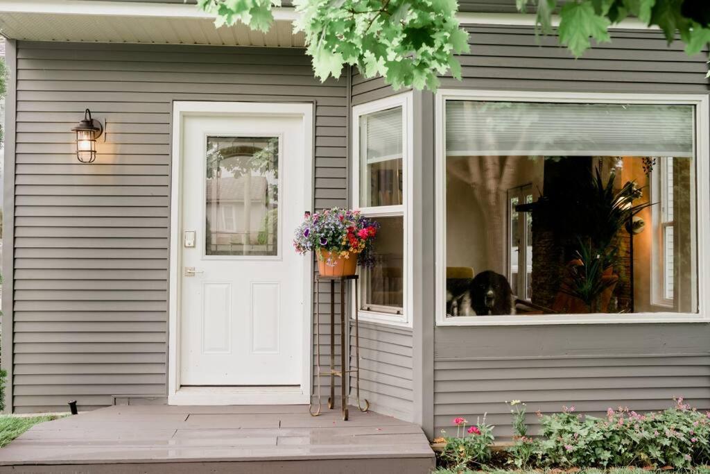 Charming Kelowna Haven with Hot Tub, Parking & Pet Friendly - Bed and Breakfast