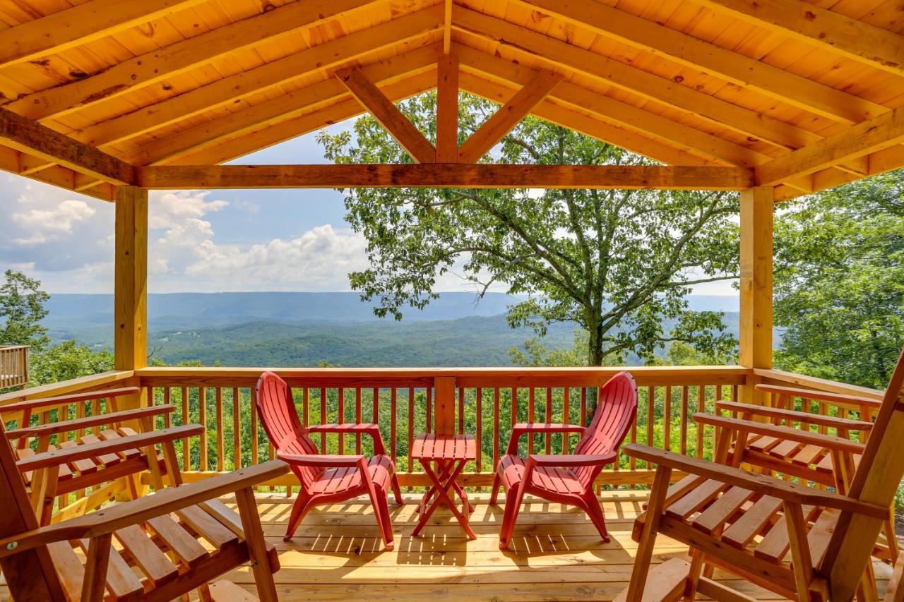 B&B Flat Rock - Breathtaking Flat Rock Mountain Retreat with Balcony - Bed and Breakfast Flat Rock