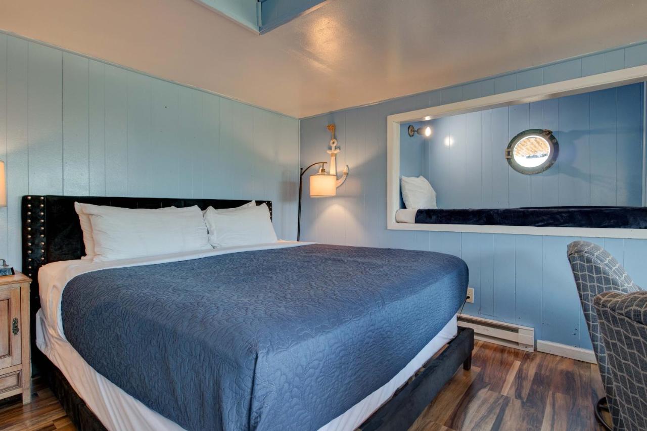 Nautical - Room with King Bed and Bunk Beds