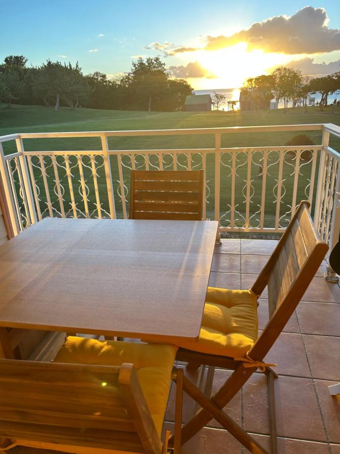 Grenade Studio les pieds dans l'eau et vue mer Caraïbes dans une magnifique résidence de vacances - B&B Sainte-Luce