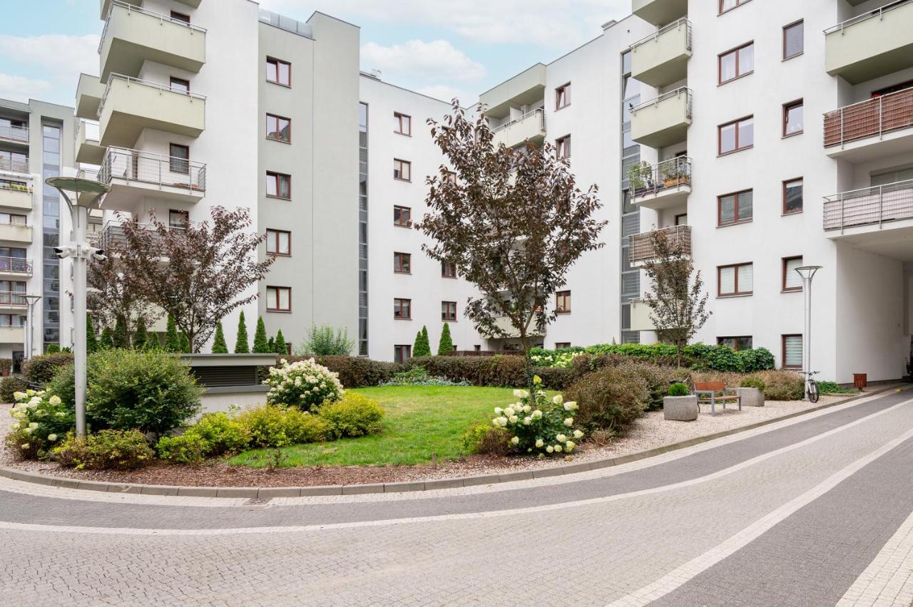 Wola Modern Apartment by BookingHost - B&B Warsaw