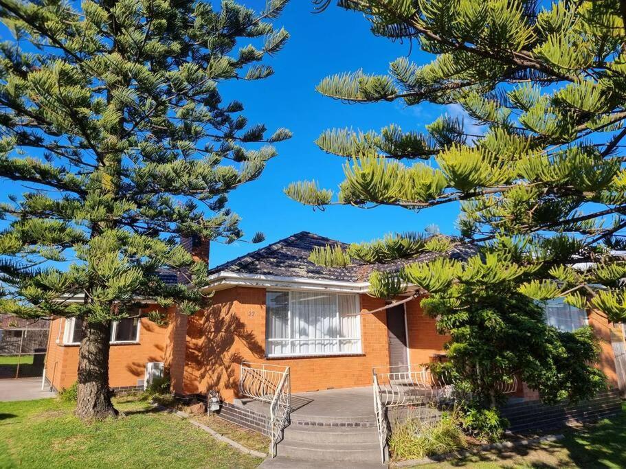 B&B Melbourne - Two Pines, whole home in Tullamarine near airport! - Bed and Breakfast Melbourne