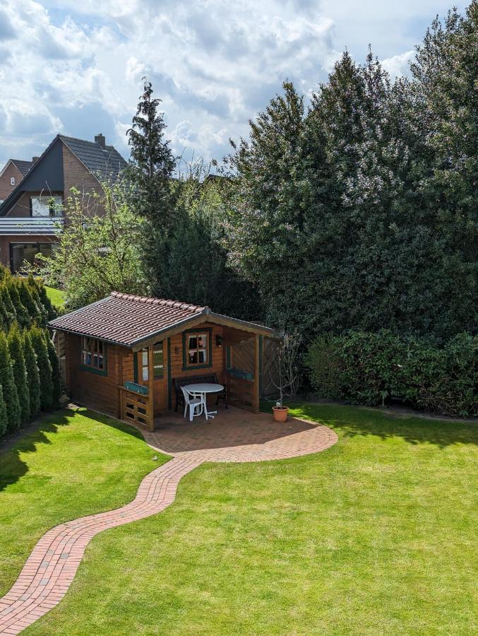 Ferienwohnung Leni erstes OG inkl Balkon Gartenblick kostenfreier Parkplatz stadtnah aber ruhig gelegen - Chambres d'hôtes Meppen