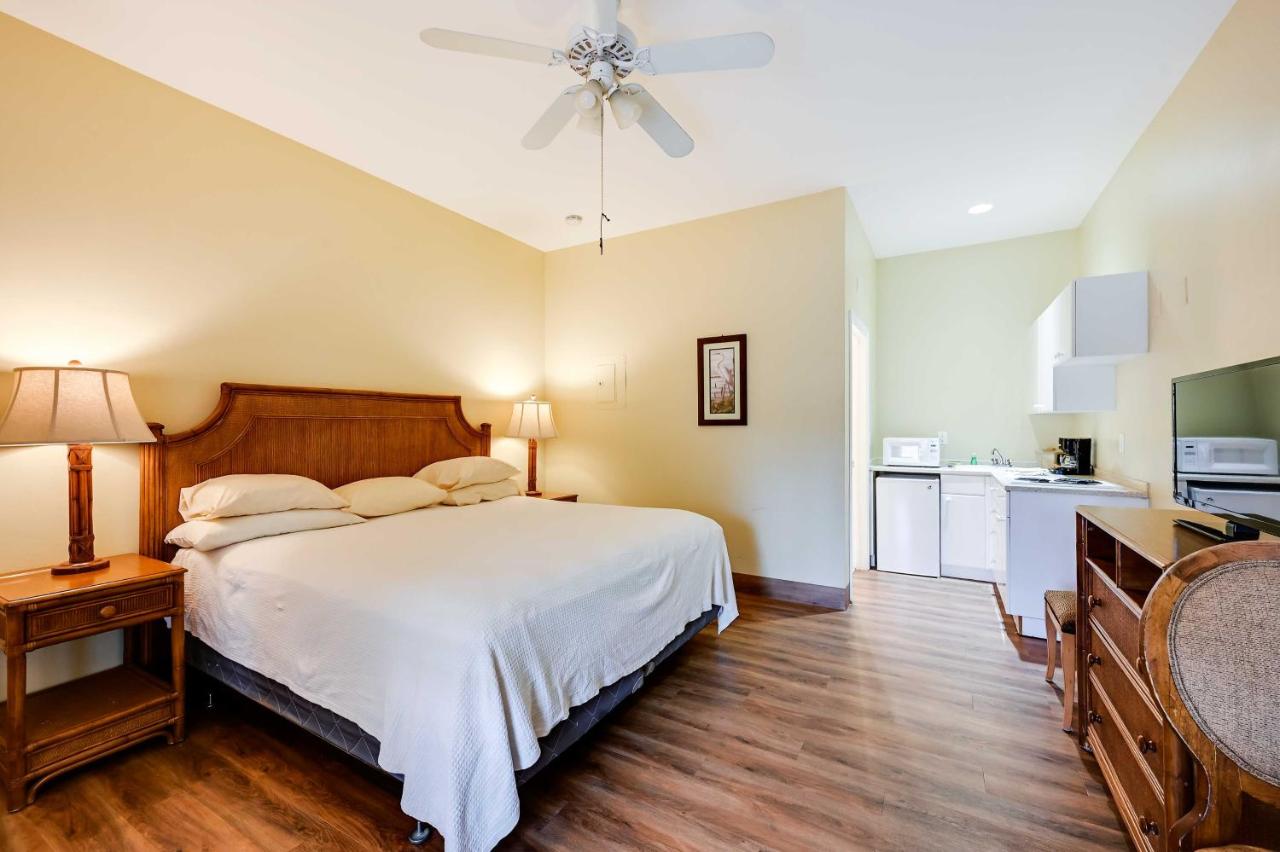 B&B Naples (Florida) - Naples Escape with Community Pool and Marina View! - Bed and Breakfast Naples (Florida)