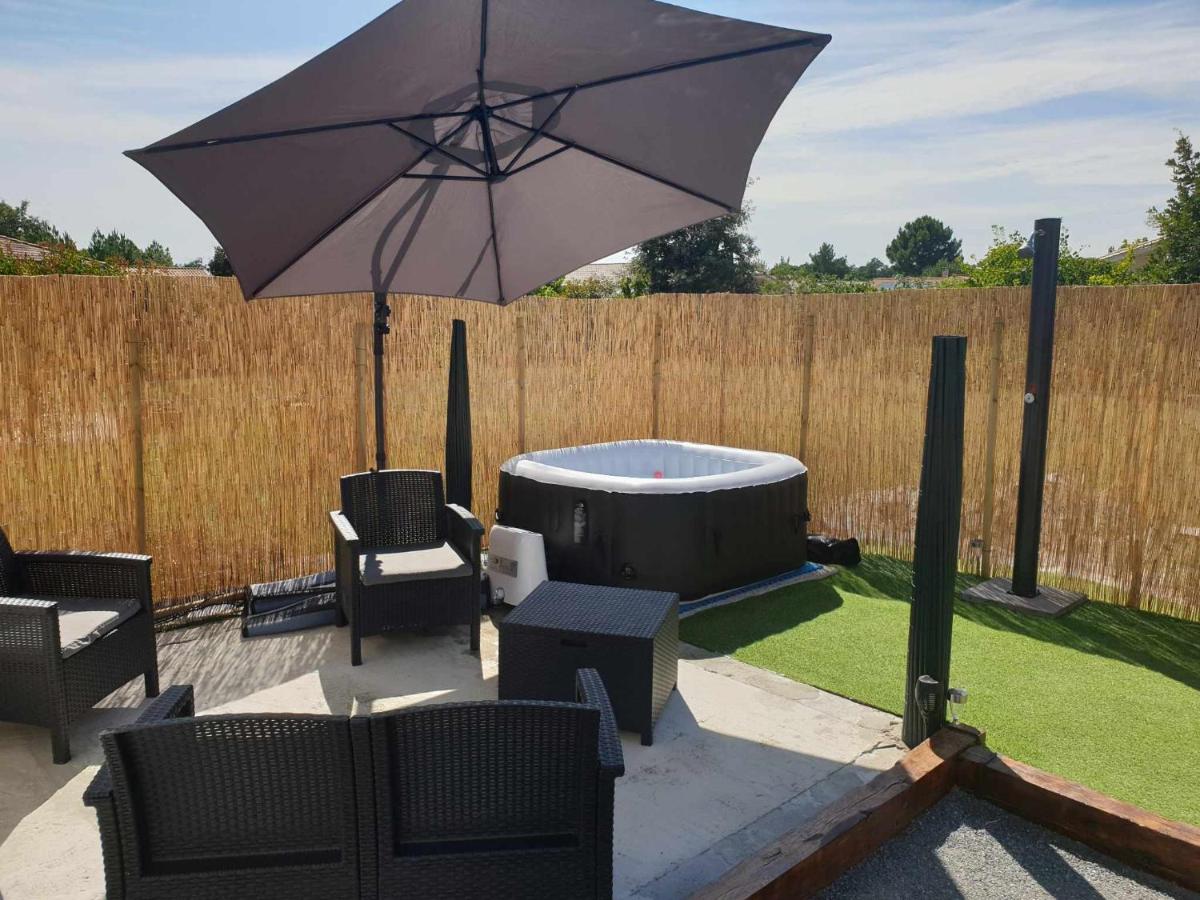 Beau logement avec terrasse, jacuzzi et terrain de pétanque privatif à 5 minutes de la plage - B&B