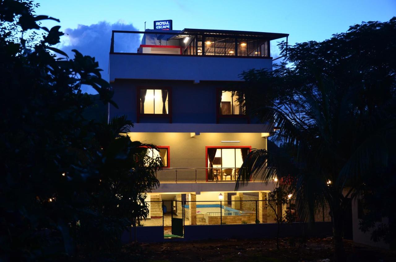 B&B Lonavla - Royal Escape - 4 BHK Private Pool Villa by Royal Villa Lonavla - Bed and Breakfast Lonavla