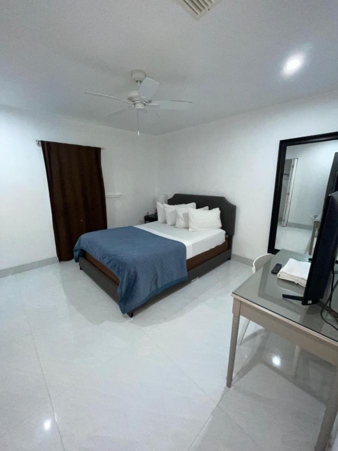 bedroom with sharing bathroom - B&B Boca Raton