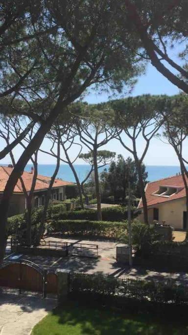 Appartamento sul mare con giardino e posto auto - Chambres d’hôtes