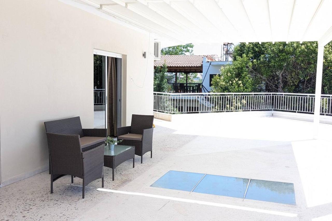 Beachfront Apartment - B&B Néa Moudhaniá