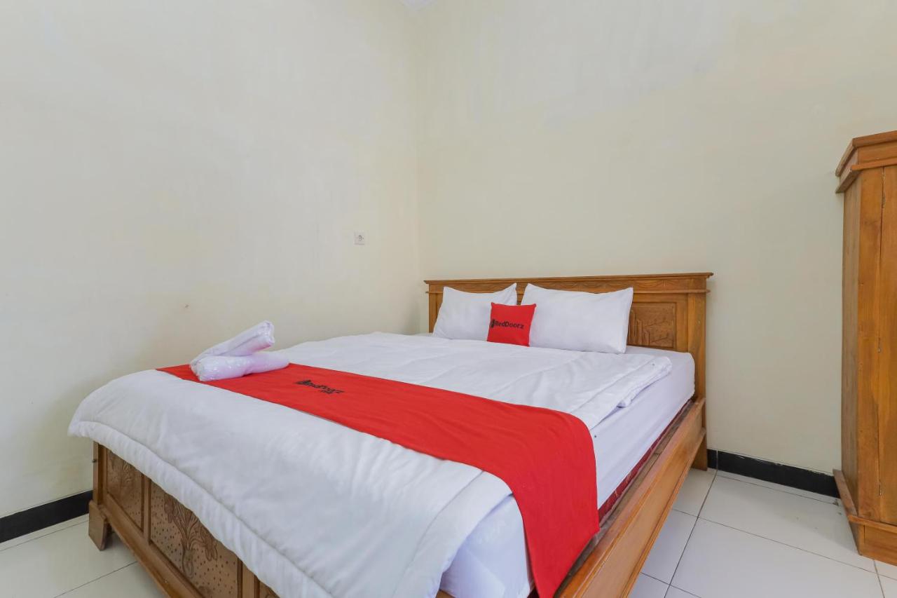 B&B Pasuruan - RedDoorz Syariah near Alun Alun Pasuruan - Bed and Breakfast Pasuruan