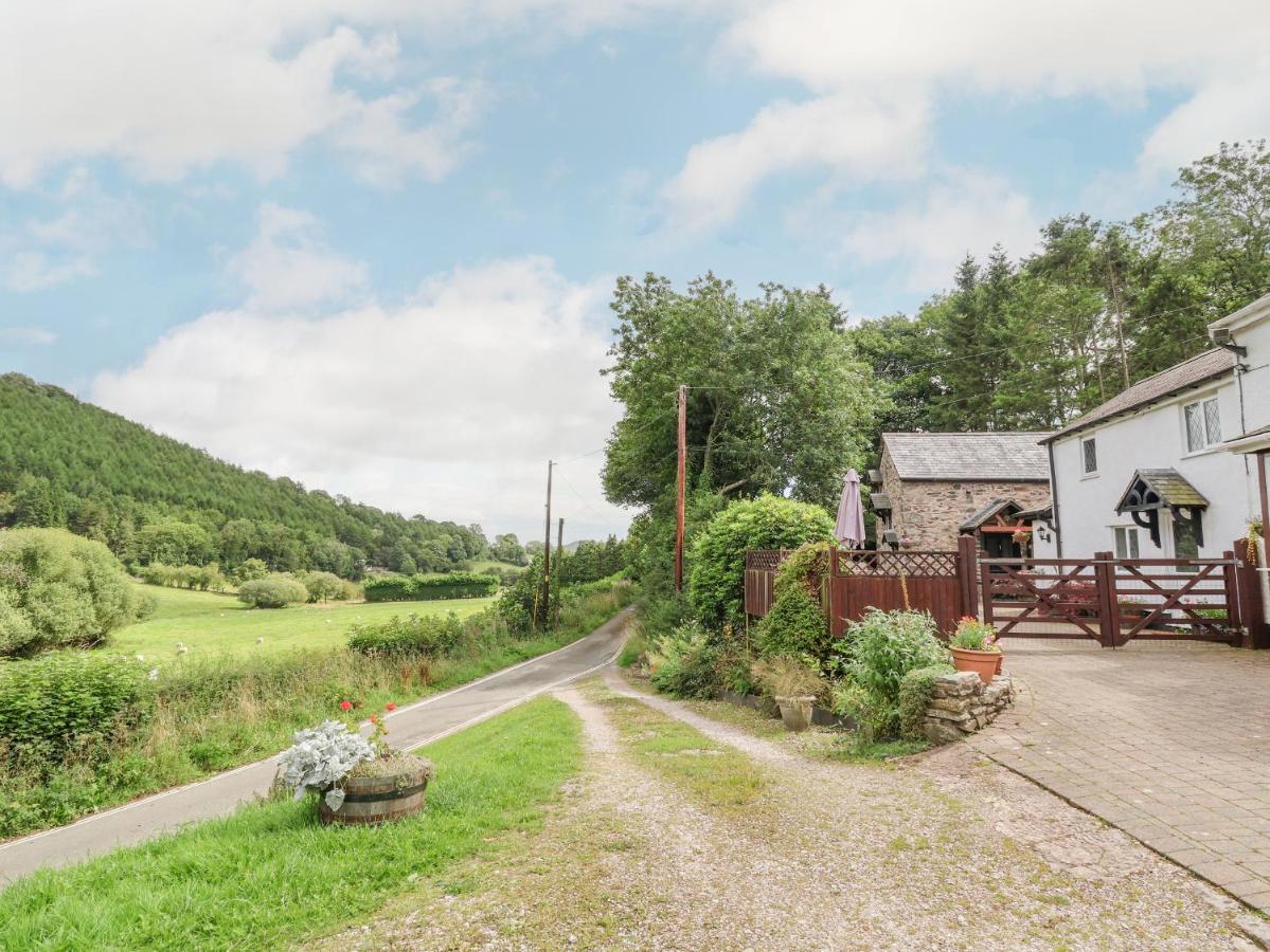 B&B Llanferres - The Little White Cottage - Bed and Breakfast Llanferres