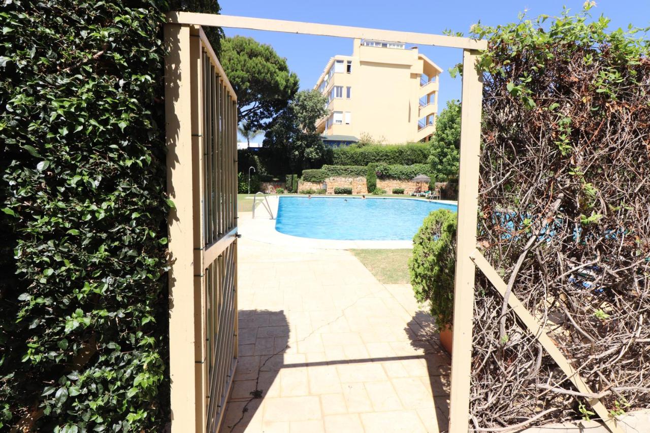 Seaview with private garden 5 minutes walk to the beach and amenities - B&B