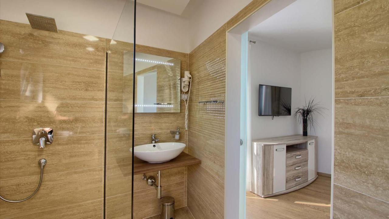 Luxury villa with sea view, pool and jacuzzi near the beach in the town of Pula by WiiBuk - Chambres d'hôtes Pjescana uvala
