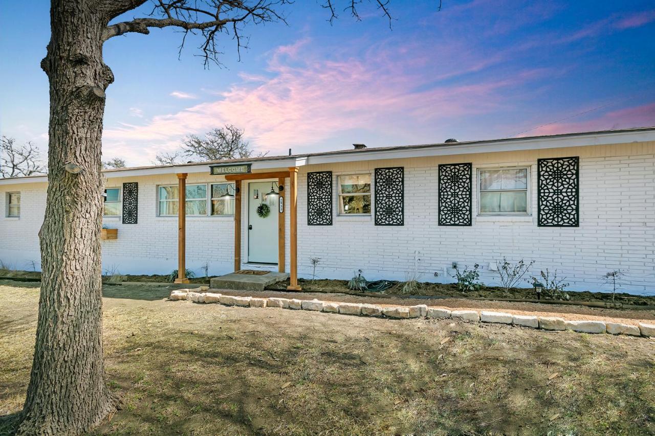 Hermes Ranch House with Hot Tub - 4 mi to Fred - B&B