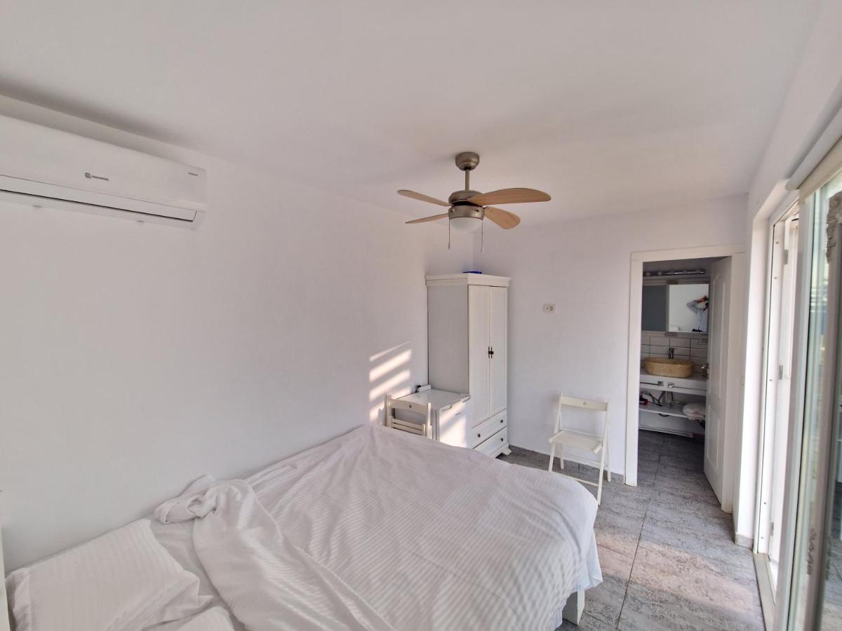 Habitación con cama extragrande y vistas al mar