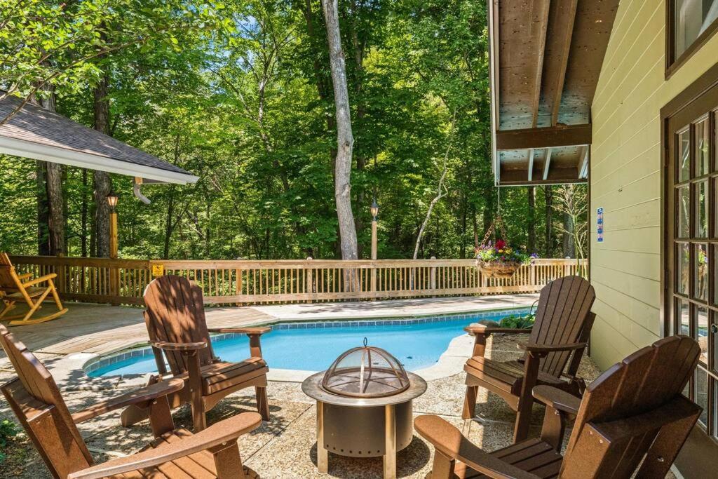 Bourbon Hollow Lodge with Hot Tub and Pool plus Game Room only 5 min to downtown - Chambres d'hôtes Gatlinburg