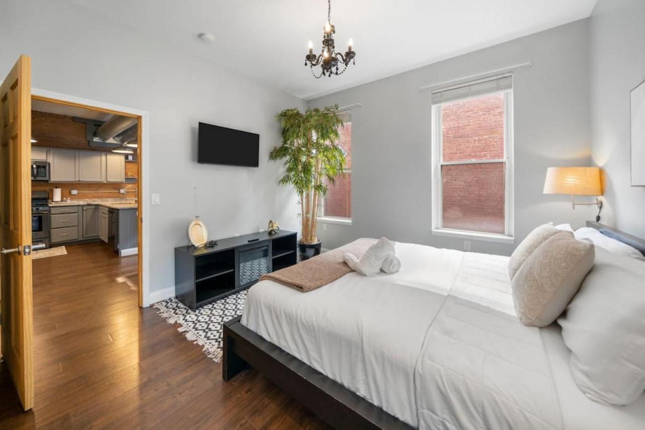 City Escape 2BR Steps to TQL near OTR and Downtown - B&B