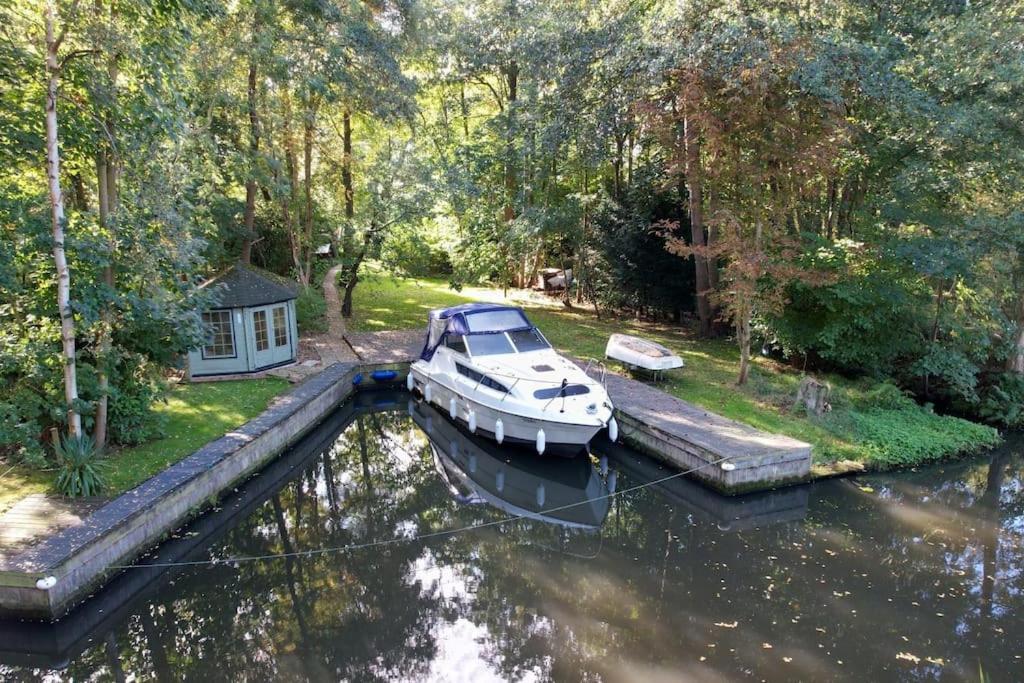 B&B Neatishead - Waterside Cottage - Hot Tub, Mooring, Arcade, Bar - Bed and Breakfast Neatishead