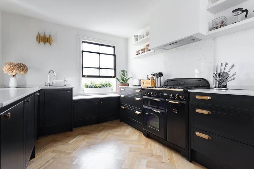 Stunning Soho House style 3 bed apartment with terrace, near Notting Hill and Westfield - Chambres d'hôtes Londres
