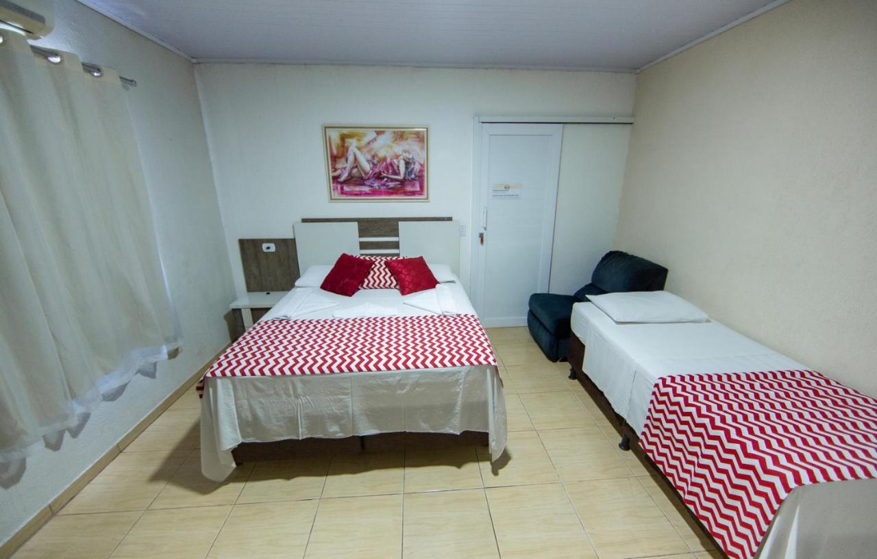 Suite met Queensize Bed en Uitzicht op het Zwembad