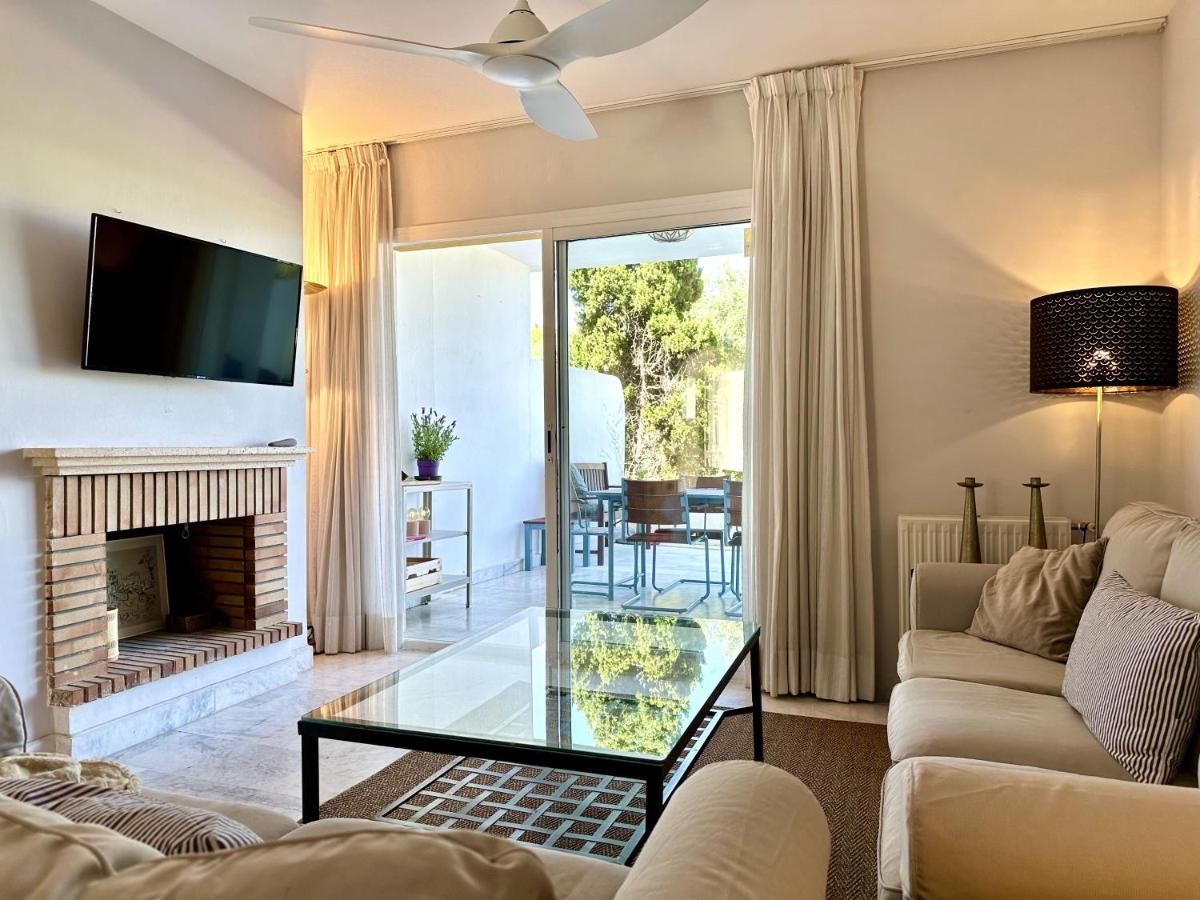 B&B Marbella - Blue House in Guadalmina Baja, with a large terrace overlooking the Golf - Bed and Breakfast Marbella