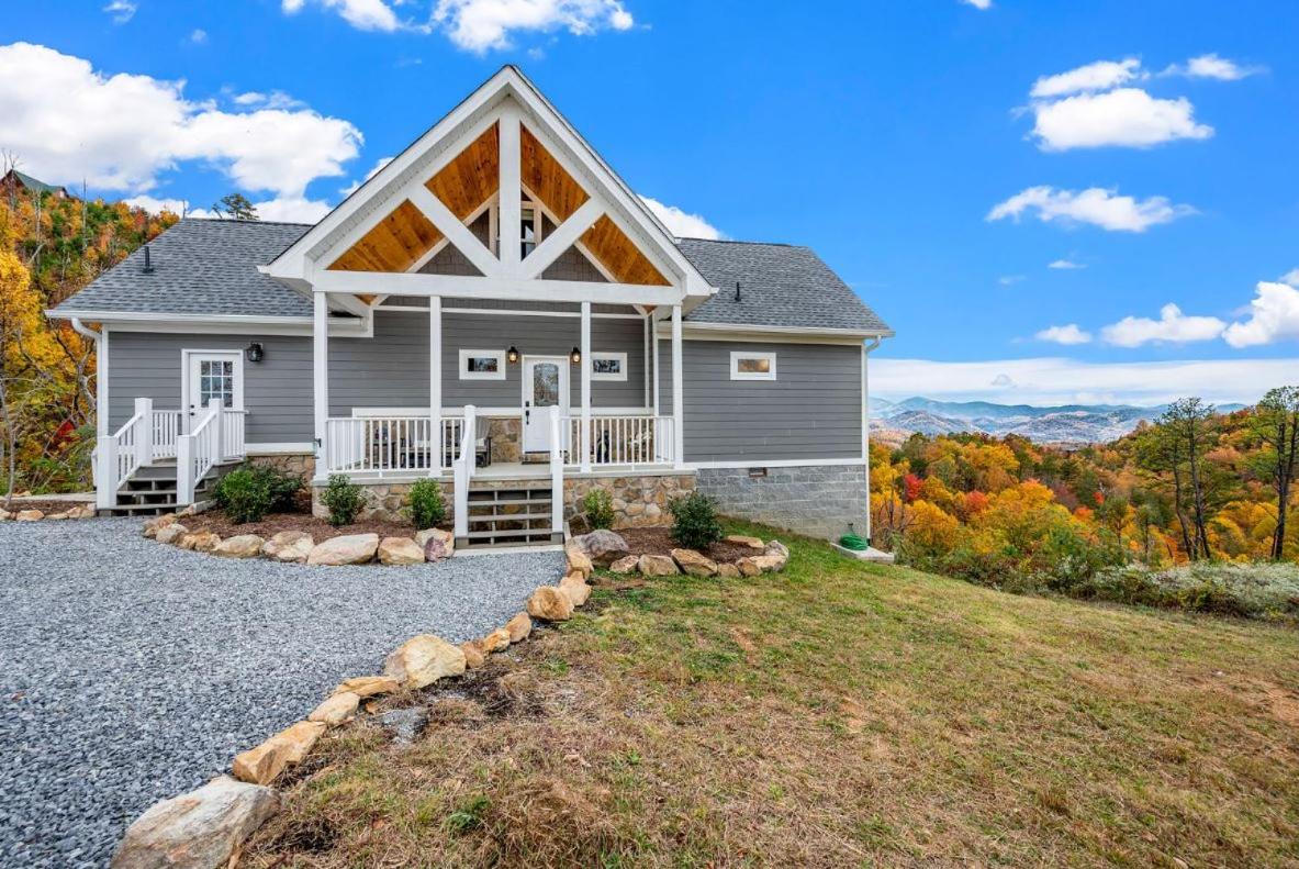 Starline Lodge - New Lux Cabin - Amazing Views, Hot tub, Grill! - B&B Sevierville