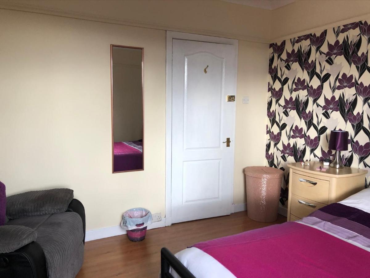 Scardroy Falkirk - Central 3 Bedroom Apartment with Parking, WiFi, Smart TVs - B&B Falkirk