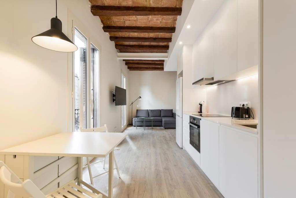 Modern and bright apartment well located in Gracia - B&B Barcelona