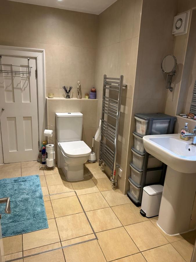 Beautiful double room in a central location next to various tube stations with breakfast and yoga options available on site - Ferienwohnung London