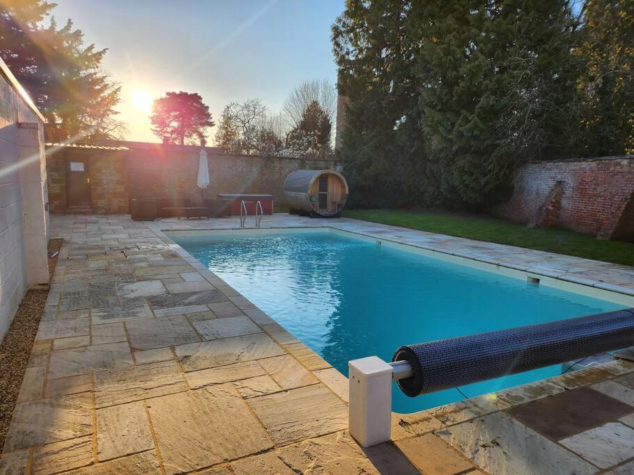 Wendover House XL Luxury Country Home near Silverstone, with Beautiful Gardens, Pool & Sauna - Chambres d'hôtes Gayton