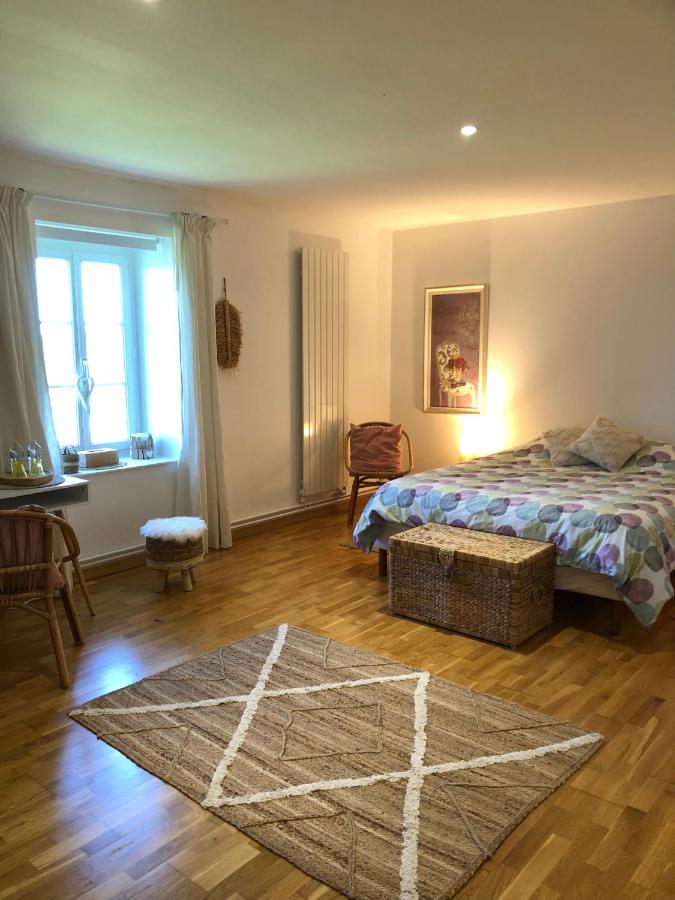 Zimmer mit Queensize-Bett und Gartenblick