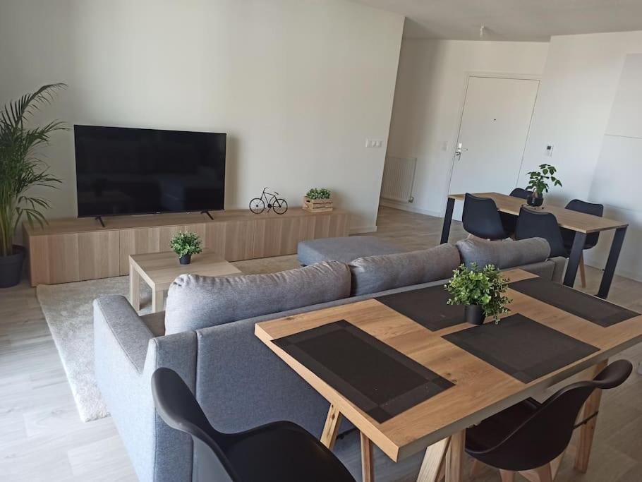 Centre ville, Parking, transport en commun au pied de l'immeuble - Ferienwohnung