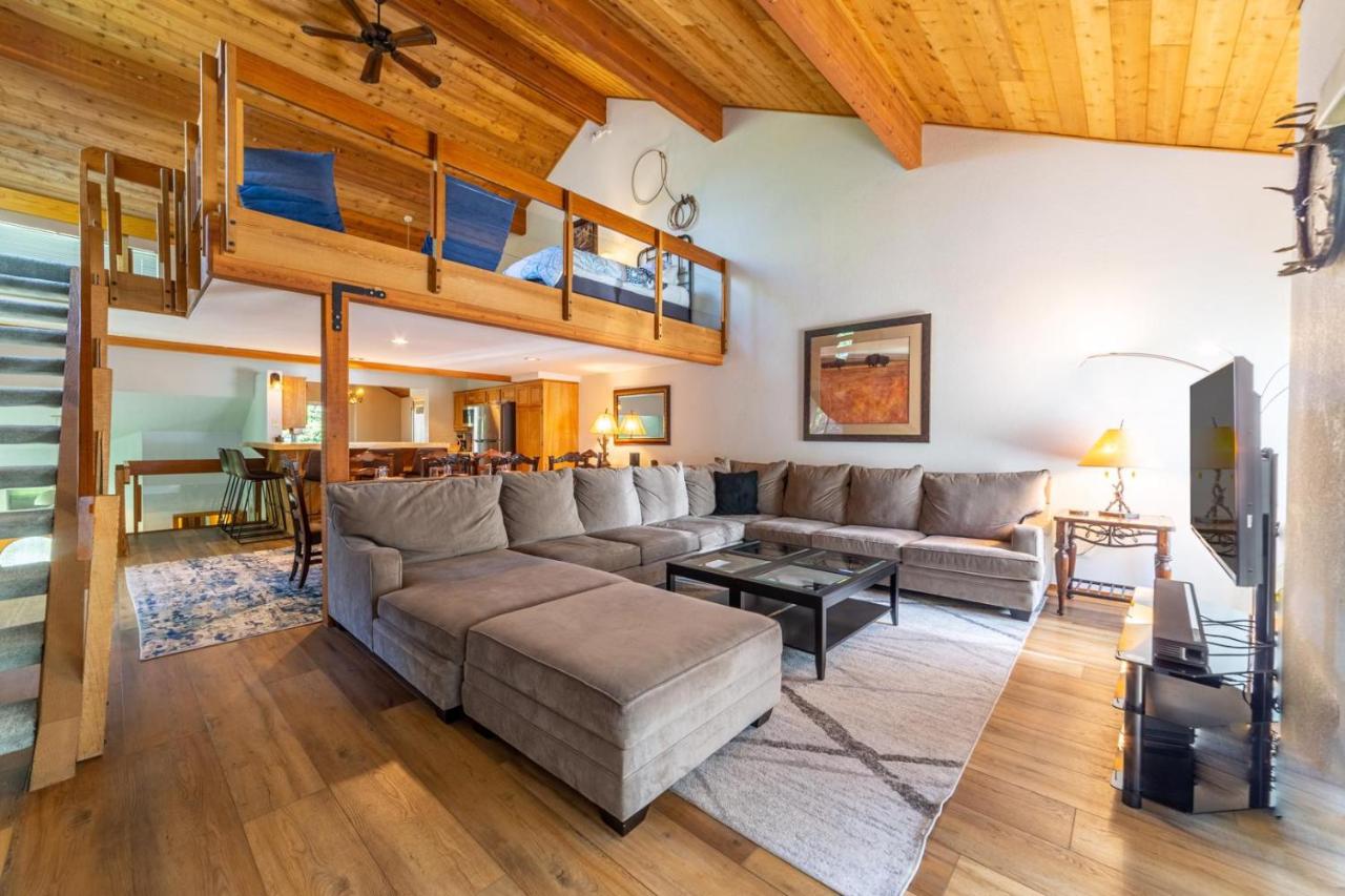 B&B Mammoth Lakes - 555- Pet-Friendly Snowcreek 3BD with Loft and Stunning Views - Bed and Breakfast Mammoth Lakes