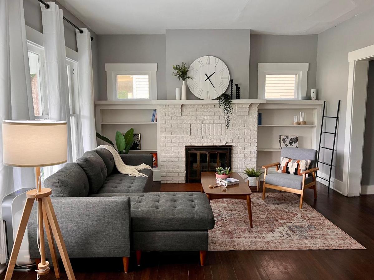 Private Rooms Near WMU/K College, Blackout curtains, Close to Downtown! - B&B Kalamazoo