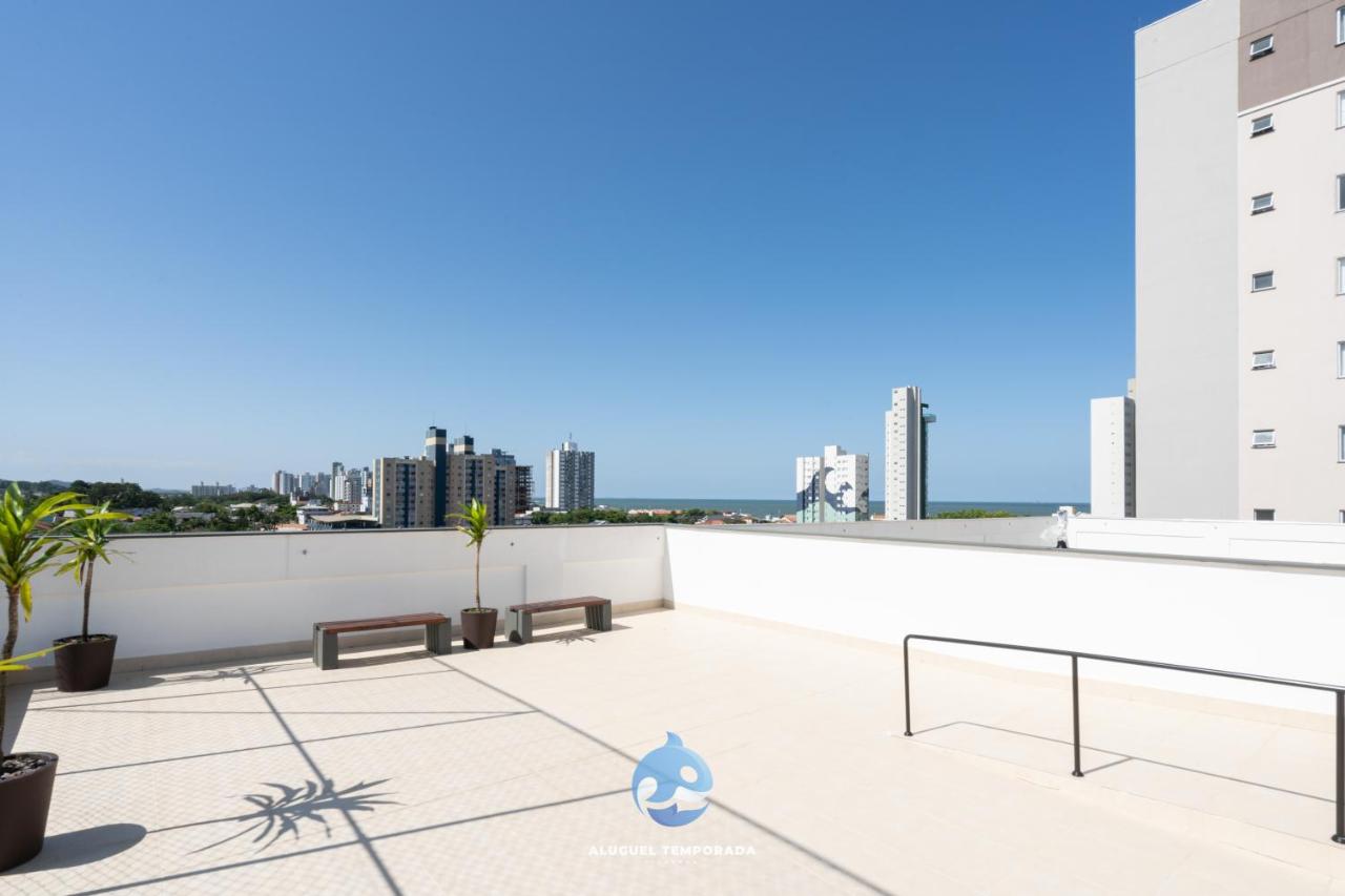 Apto a 150m DA PRAIA e 15min BETO CARREIRO com WI-FI, PISCINA, PORTARIA 24h, PLAYGROUND INFANTIL, QUADRA DE ESPORTES sacada com CHURRASQUEIRA e vaga de GARAGEM - B&B