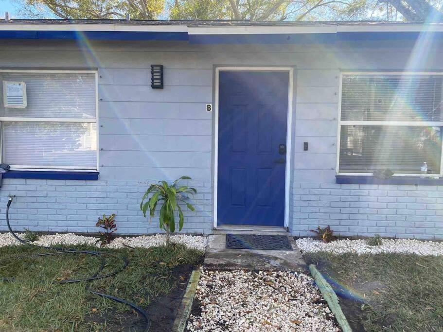 Charming 2-Bedrooms Central Clearwater Apartment With Private Backyard - Bed and Breakfast Clearwater