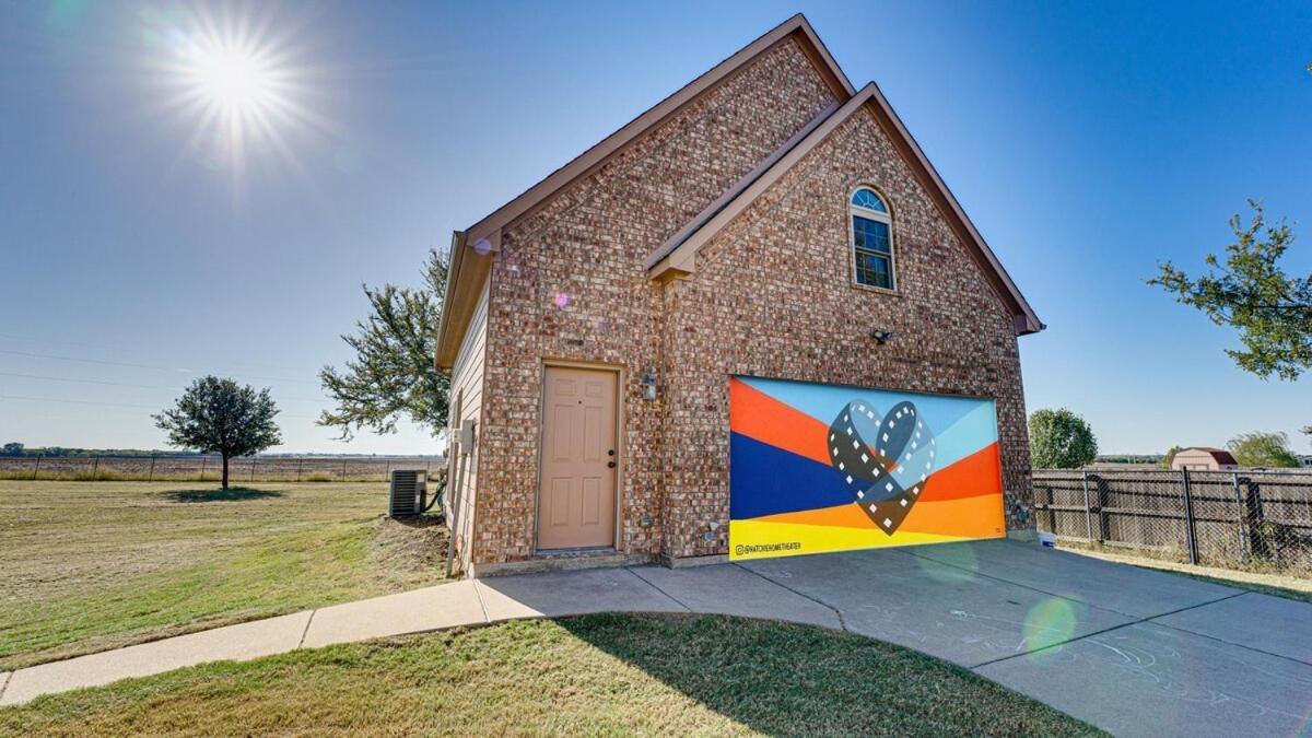 Private Guesthouse with Deluxe Home Theater home - B&B