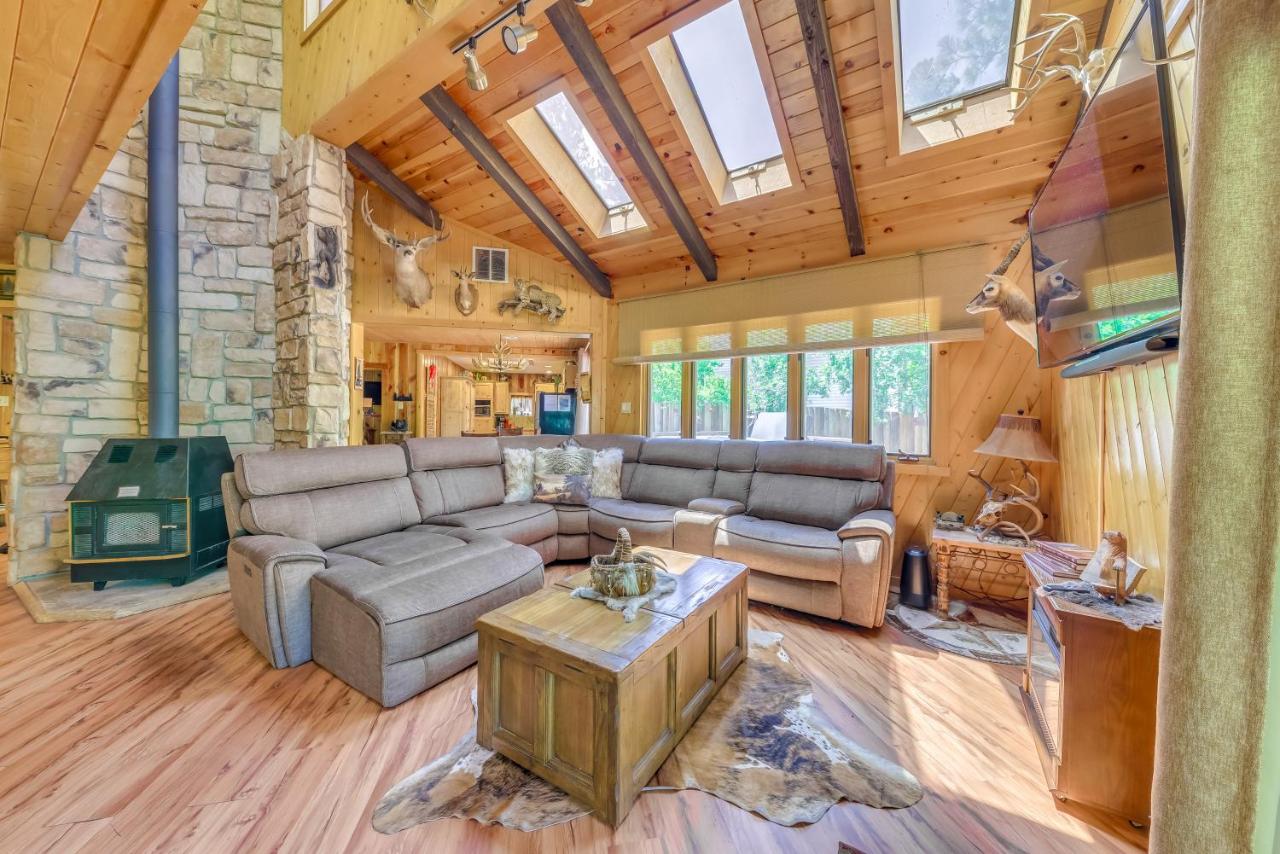 Deck and Hot Tub Bear Country Cabin in Ruidoso - Bed and Breakfast