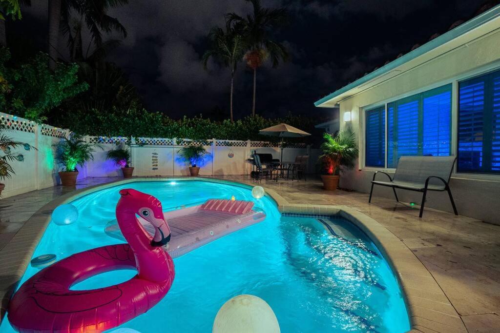 B&B Fort Lauderdale - ~Villa Victoria Luxury! (Pool)~1 mile from beach - Bed and Breakfast Fort Lauderdale