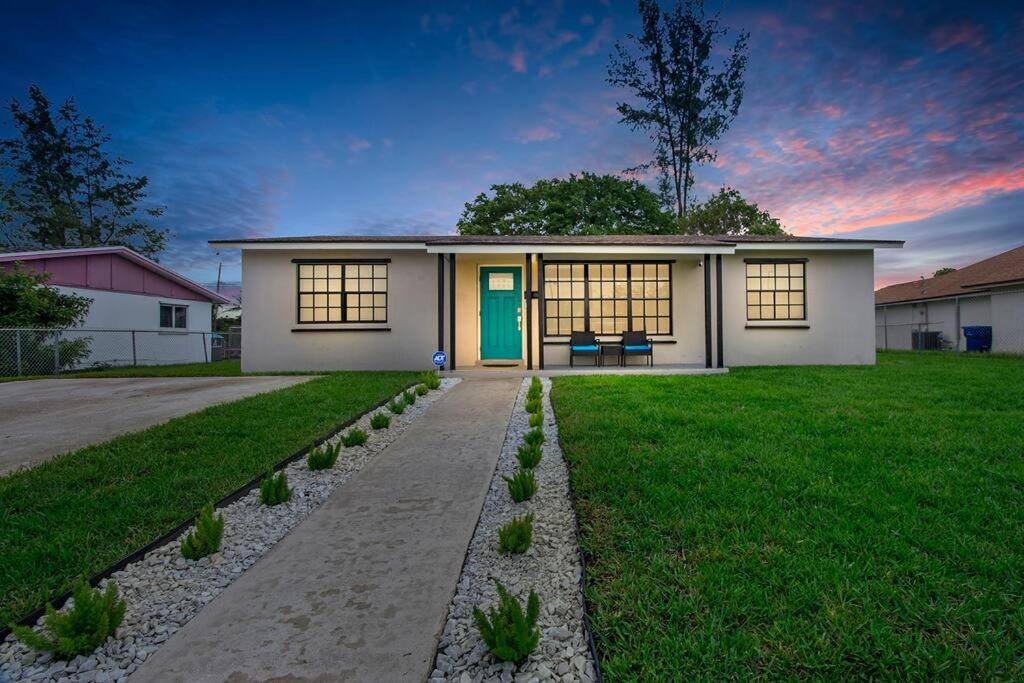 Modern getaway near the beach with room for a boat - Bed and Breakfast West Palm Beach