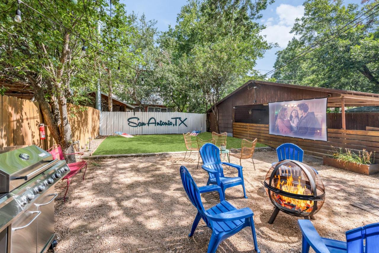 B&B San Antonio - Spacious home near downtown with Hot tub Movie Theater and Arcade - Bed and Breakfast San Antonio